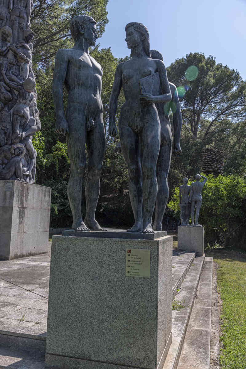 Tarragona - Tortosa 120 - jardines del Principe - grupos escultóricos de Santiago de Santiago 13 - el Hombre en Sociedad.jpg